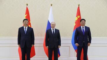 From L: China's President Xi Jinping, Russian President Vladimir Putin and Mongolia's President Ukhnaa Khurelsukh hold a trilateral meeting on the sidelines of the Shanghai Cooperation Organisation (SCO) leaders' summit in Samarkand on September 15, 2022. (Photo by Alexandr Demyanchuk / SPUTNIK / AFP) (Photo by ALEXANDR DEMYANCHUK/SPUTNIK/AFP via Getty Images)