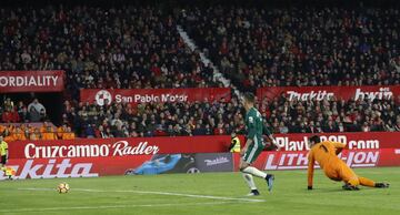 Sergio León anotó el cuarto del Betis. 2-4.