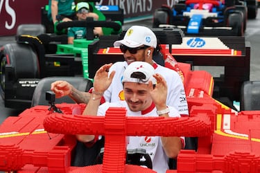 Durante el Gran Premio de Miami 2025, los 20 pilotos de Fórmula 1 desfilaron en réplicas a tamaño real de sus monoplazas, construidas con aproximadamente 400.000 piezas de LEGO cada una. Estas versiones eléctricas, con neumáticos Pirelli reales, alcanzaban hasta 20 km/h y fueron creadas en colaboración con LEGO. El desfile reemplazó al tradicional camión de presentación, ofreciendo una experiencia más creativa, que generó entusiasmo tanto en la pista como entre los espectadores. La iniciativa busca acercar el espectáculo de la F1 a los fans.