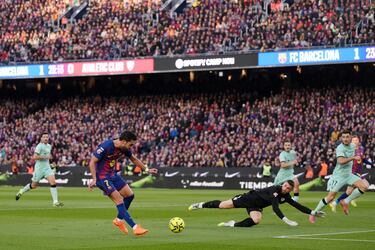 Ferran Torres marca el 2-0 al Athletic Club. 