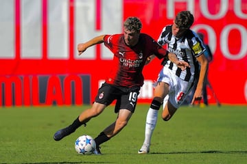 Álex Jiménez, en el partido contra el Newcastle de la presente UEFA Youth League con el Sub-19 milanista.