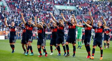 Los jugadores celebran la sexta Bundesliga consecutiva. 