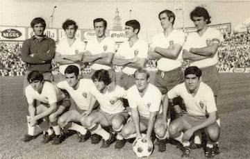 12 de septiembre de 1971 (La Romareda). Real Zaragoza, 3 - Santander, 0. De izquierda a derecha: Nieves, Rico, Manolo González, Vallejo, Bustamente y Violeta. Agachados: Lacruz, García Castany, Galdós, Luis Costa y Martín.