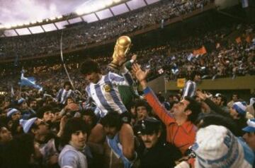 Probablemente el mejor central sudamericano de la historia. El defensa argentino fue bicampeón del mundo con Argentina en 1978 y acudió a la cita de México 1986 (aunque una supuesta enfermedad lo dio de baja ya en tierras aztecas). Su apelativo de ‘El Gran Capitán’ no era para menos, pues era el jefe de la zaga albiceleste. Con River Plate marcó una época al lograr cuatro títulos nacionales y cinco metropolitanos en los 70.