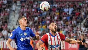 Santi García en una acción del partido de su debut en Primera.