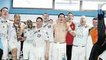 <b>CELEBRACIÓN. </b>No corrieron ríos de cava en el vestuario del Ciudad Real, pero los jugadores celebraron el título de Liga.