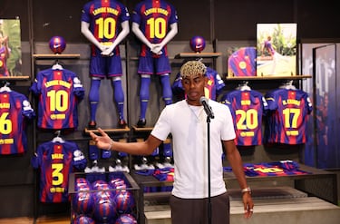 El delantero español del Barcelona, Lamine Yamal, en el acto de  presentación de su nueva camiseta número 10 en la tienda del estadio Camp Nou.