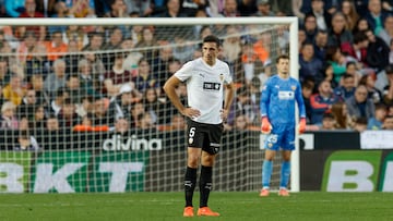 VALENCIA, 07/12/2025.-El defensa del Valencia César Tárrega, tras marcar un gol en propia puerta a favor del Sevilla, durante el partido de la jornada 15 de LaLiga EA Sports entre el Valencia y el Sevilla, este domingo en el estadio de Mestalla en Valencia.-EFE/ Kai Forsterling