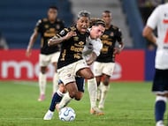 Tolima's defender #17 Cristian Arrieta and Uruguay's midfielder #06 Sindy Ramirez fight for the ball during the Copa Libertadores group stage football match between Uruguay's Nacional and Colombia's Deportes Tolima at the Gran Parque Central stadium in Montevideo on April 14, 2026. (Photo by Eitan ABRAMOVICH / AFP)