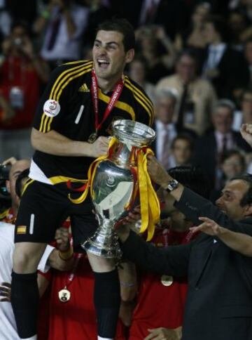 La Eurocopa 2008 disputada en Austria y Suiza supuso el ansiado segundo t¨ªtulo continental para Espa?a, tras el logrado en 1964. Casillas capitane¨® el triunfo de una selecci¨®n dirigida por Luis Aragon¨¦s, invicta en todo el torneo. El partido clave de esta Eurocopa y uno de los m¨¢s importantes de la historia de la selecci¨®n, fue el partido de cuartos de final contra Italia en el que Casillas, tras detener dos remates a bocajarro del cuadro italiano durante el tiempo reglamentario y la pr¨®rroga, dio el pase a las semifinales a Espa?a con dos grandes paradas en la tanda de penaltis a De Rossi y Di Natale. Fue inclu¨ªdo en el Equipo del Torneo, como mejor portero del campeonato.