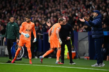 El técnico del Tottenham había sorprendido con la titularidad de Kinsky en el lugar de Vicario. Pero solo duró 17 minutos, ya que tras el fallo en dos goles, le retiró del campo. Se marchó abatido entre muestras de cariño de sus compañeros.