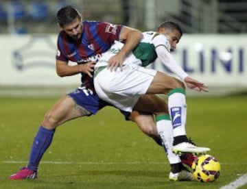 El defensa del Eibar Raúl Navas lucha un balón con el brasileño Jonathas de Jesús.