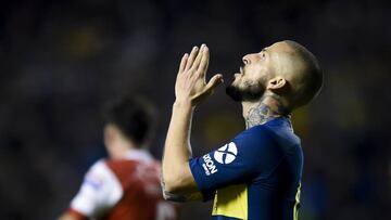 BUENOS AIRES, ARGENTINA - MAY 26:  Dario Benedetto of Boca Juniors reacts after missing a chance to score during a second leg semifinal match between Boca Juniors and Argentinos Juniors as part of Copa de la Superliga 2019 at Estadio Alberto J. Armando on May 26, 2019 in Buenos Aires, Argentina. (Photo by Marcelo Endelli/Getty Images)