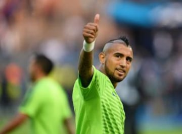 El saludo de Arturo Vidal previo al inicio del partido.