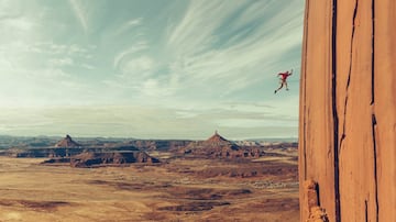 Ganadora de la categoría Masterpiece y ganadora absoluta. Se lleva la mayor parte de los 200.000 euros de premio. "He fotografiado a muchos escaladores. Esta vez quería hacer algo distinto. Un grupito nos reunimos en nuestro lugar favorito del desierto para escalar un poco y sacar unas imágenes. Le pedí a Jake que cogiera una postura más poderosa que la clásica en la caída. Con gracia y estilo, hizo esto en el aire, permitiéndome capturar una foto única comparada con las habituales fotos de escalada".