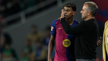 BARCELONA, 20/10/2024.- El entrenador del Barcelona, Hans-Dieter Flick, saluda a Lamine Yamal (i) al ser sustituido durante el partido de LaLiga que FC Barcelona y Sevilla FC disputan este domingo en el estadio Lluis Companys. EFE/Alejandro García