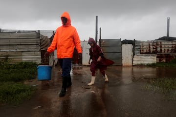 La gente camina por una calle mientras el huracán Helene pasa cerca de la costa cubana, en Pinar del Río, Cuba.