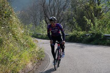Pelayo S¨¢nchez, en la ascensi¨®n a la Cruz de Linares. Con sus 8,3 km al 8,6% de media, es un puerto fijo para el corredor del Burgos BH, ya que vive a escasos kil¨®metros del arranque del puerto. ¡°Con los ojos cerrados¡±, dice conocer las distintas curvas de la subida.