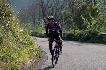 Pelayo Sánchez, en la ascensión a la Cruz de Linares. Con sus 8,3 km al 8,6% de media, es un puerto fijo para el corredor del Burgos BH, ya que vive a escasos kilómetros del arranque del puerto. “Con los ojos cerrados”, dice conocer las distintas curvas de la subida.