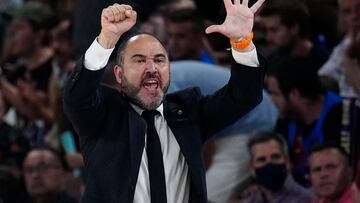 BARCELONA, 15/06/2022.- El segundo entrenador del Real Madrid, Chus Mateo, durante el segundo partido de la final de la Liga ACB que Bar?a y Real Madrid juegan hoy mi¨¦rcoles en el Palau Blaugrana, en Barcelona. EFE/ Enric Fontcuberta.