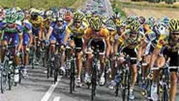 <b>EL LÍDER VIGILA.</B> Nozal, en el centro del pelotón, controla junto a sus compañeros durante la etapa de ayer.