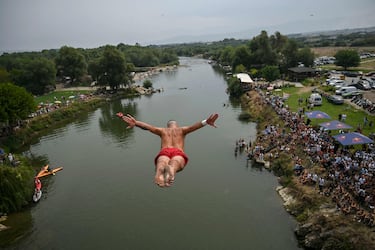 Participantes saltan desde el Puente Sagrado, una construcción de piedra del siglo XVIII de 22 metros de altura, cerca de Gjakova, la séptima ciudad más grande de Kosovo. Las imágenes  corresponden a una tradicional competición de saltos, de carácter anual, que en cada edición reúne a los mejores clavadistas y a varios cientos de aficionados.