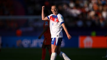 ZURICH, SWITZERLAND - JULY 09: Keira Walsh of England reacts during the UEFA Women's EURO 2025 Group D match between England and Netherlands at Stadion Letzigrund on July 09, 2025 in Zurich, Switzerland. (Photo by Matthias Hangst/Getty Images)