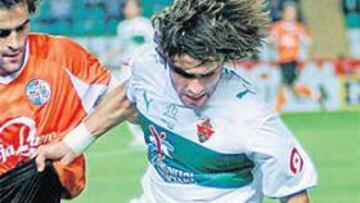 <b>PREMIO MÍNIMO. </b>Marc Bernaus protege el balón ante la presión de un contrario.