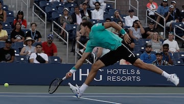 Flushing Meadows (United States), 02/09/2022.- Pablo Carreno Busta of Spain reaches for a forehand return to Alex de Minaur of Australia in their third round match, during the US Open Tennis Championships at the USTA National Tennis Center in Flushing Meadows New York, USA, 02 September 2022. The US Open runs from 29 August through 11 September. (Tenis, Abierto, España, Estados Unidos, Nueva York) EFE/EPA/Peter Foley