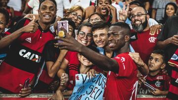 Vinicius Junior se hace un &lsquo;selfie&rsquo; con aficionados despu&eacute;s de marcar un gol en el Partido de las Estrellas organizado por Zico en el estadio Maracan&aacute;.