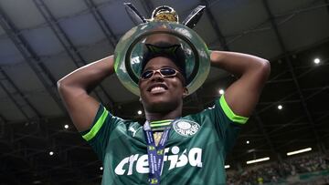 Endrick levanta el título de campeón del Brasileirao 2023 que conquistó con el Palmeiras.