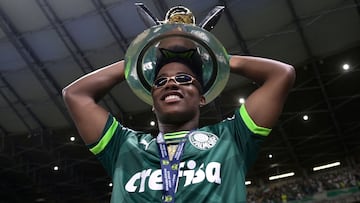 Endrick levanta el título de campeón del Brasileirao 2023 que conquistó con el Palmeiras.