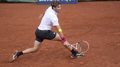 Dominic Thiem devuelve una bola ante Andrey Rublev durante la final del Thiems7, en Kitzbuehel, Austria.