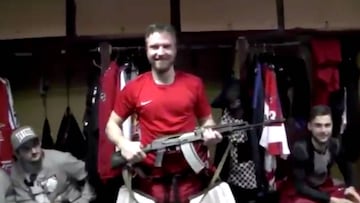 Le regalan un AK-47 por ser el mejor jugador de su equipo