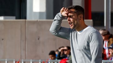 ALCALÁ DE HENARES (COMUNIDAD DE MADRID), 18/04/2025.- El entrenador del Tenerife, Eder Maestre Eguia, este viernes, durante el partido de la jornada 26 de la Liga F, entre el Atlético de Madrid y el Costa Adeje Tenerife Egatesa, celebrado en Alcalá de Henares (Comunidad de Madrid).EFE/ Chema Moya