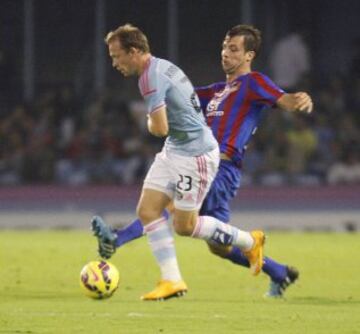 El centrocampista danés del Celta de Vigo, Michael Krohn-Dehli, disputa un balón con el jugador del Levante, Barral, durante el encuentro correspondiente a la novena jornada de primera división, que disputan esta noche en el estadio Balaidos de Vigo. 