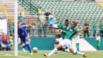 Opci&oacute;n de gol para los cale&ntilde;os; Vikonis, arquero de Millos, observa a la distancia.