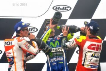 Valentino Rossi (2º), Cal Crutchlow (1º) y Marc Márquez (3º).