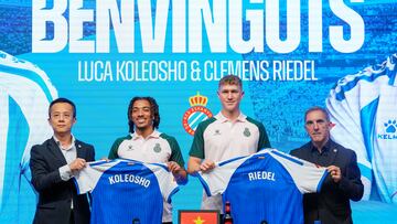 GRAF3561. BARCELONA (ESPAÑA), 27/08/2025.- El consejero delegado del Espanyol, Mao Ye (i), y el director deportivo del conjunto, Fran Garagarza, posan con Luca Koelosho (2i) y Clemens Riedel (2d) como nuevos futbolistas del Espanyol. El alemán Clemens Riedel y el italoestadounidense Luca Koleosho, nuevos fichajes del Espanyol, fueron presentados este miércoles, en el RCDE Stadium, como futbolistas con hambre, juventud y futuro para el proyecto blanquiazul de la temporada 2025-26. EFE/ Alejandro García