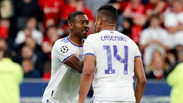 David Alaba y Casemiro, jugadores del Real Madrid, celebran una victoria.