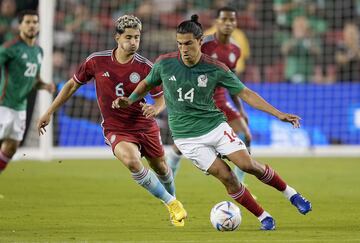 Steven Alzate busca arrebatarle el balón a Erick Gutiérrez en el partido de Colombia ante México. 