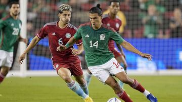 Erick Gutiérrez durante un partido con la Selección Mexicana en contra de Colombia.