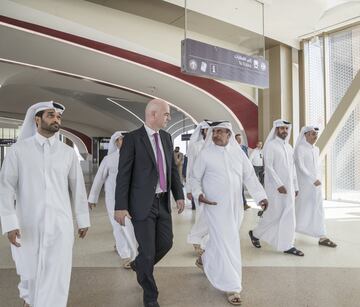 El presidente de la FIFA se convirtió en una de las primeras personas en viajar en el nuevo Metro de Doha.