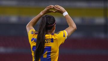 Lizbeth Ovalle festeja un gol de los Tigres.