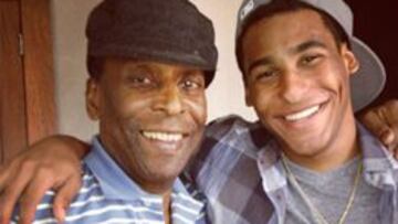 'O Rei' Pelé y su hijo pequeño, Joshua, futbolista juvenil del Santos.