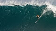 Un surfista surfeando una ola en Waimea Bay (Haw&aacute;i, Estados Unidos). 