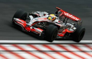 2008. Lewis Hamilton sucede a Hakkinen como campeón del mundo de Fórmula 1, arrebatándole el título a Felipe Massa en la última curva de la última vuelta de Interlagos, en casa del piloto brasileño. En la imagen el británico durante el GP de Brasil.