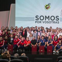 Emotivo homenaje de la RFEF al fútbol femenino de ayer y de hoy