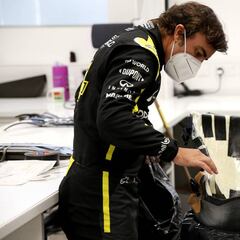 Fernando Alonso se hace el asiento para subirse al Renault