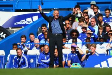 Jose Mourinho da instrucciones en el choque de Chelsea contra Arsenal.